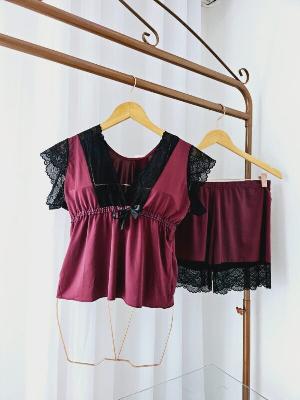 BABYDOLL EM MICROFIBRA – BORDÔ COM RENDAS PRETAS
