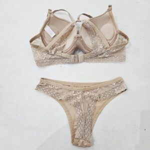 CONJUNTO DE LINGERIE BÁSICO ARRUMADO COM BOJO