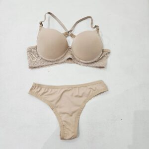 CONJUNTO DE LINGERIE BÁSICO ARRUMADO COM BOJO